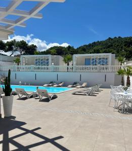 patio con sedie e piscina di Sirena Suite Deluxe a Peschici