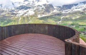 un ponte di legno con una montagna sullo sfondo di Gorgeous Apartment In Breuil-Cervinia a Breuil-Cervinia