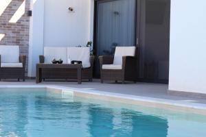 The swimming pool at or close to Villa Etoile