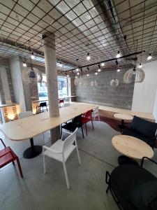 ブルノにあるAPARTIA apartments Brno centerのテーブル、椅子、照明が備わる広い客室です。