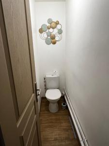 a small bathroom with a toilet in a room at Appartement Cosy Valenciennes in Marly