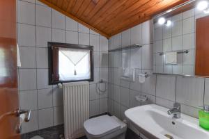 łazienka z umywalką, toaletą i oknem w obiekcie Apartments Villa Vosilla w mieście Opatija +37 zdjęć