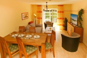 Khu vực ghế ngồi tại Villa Laura Cottage Fewo 102