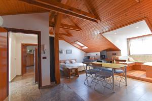 kuchnia i salon ze stołem i krzesłami w obiekcie Apartments Villa Vosilla w mieście Opatija