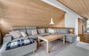 クリムトラにあるHoliday Home Klitstien Thisted Ivのソファとテーブルのあるリビングルーム