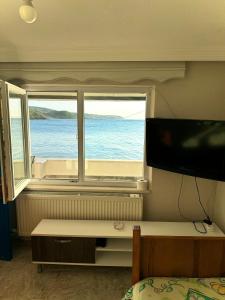TV a/nebo společenská místnost v ubytování A peaceful holiday house in nature by the sea
