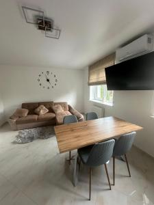 Televízia a/alebo spoločenská miestnosť v ubytovaní ApartPlus Truskavets - Затишні апартаменти
