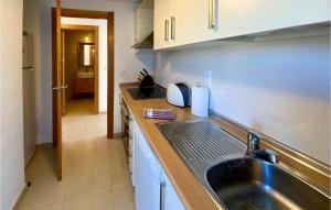 A kitchen or kitchenette at Amazing Apartment In Sucina With Wifi