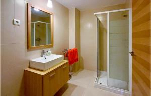 A bathroom at Amazing Apartment In Sucina With Wifi