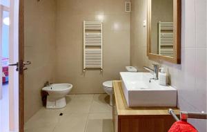 A bathroom at Amazing Apartment In Sucina With Wifi