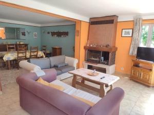 Μια τηλεόραση ή/και κέντρο ψυχαγωγίας στο Maison confortable avec grand jardin