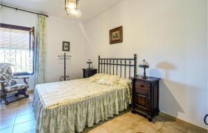 Postel nebo postele na pokoji v ubytování 6 Bedroom Cozy Home In Lucena + 19 fotografií