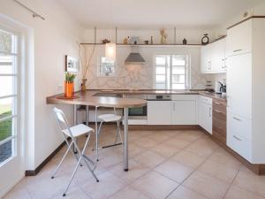 Una cocina o cocineta en Romantisches Reetdachhaus