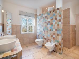 Un baño de Romantisches Reetdachhaus