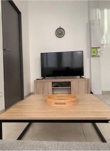 TV a/nebo společenská místnost v ubytování SENS Agréable appartement