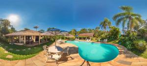 un'immagine di una piscina in una casa di Pousada da Gibinha a Campina do Monte Alegre Altre 50 foto