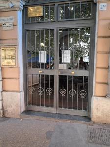 una entrada a un edificio con una puerta de hierro forjado en Domus Filiberto, en Roma