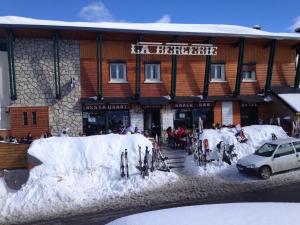 un groupe de vélos garés devant un bâtiment dans l'établissement La Bergerie, à Saint-Lary-Soulan