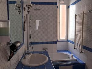 un baño con bañera y lavabo en Domus Filiberto, en Roma 39 fotos más