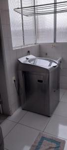 Un baño con lavabo y ventana. en Apto Stiep Inteiro, en Salvador 33 fotos más