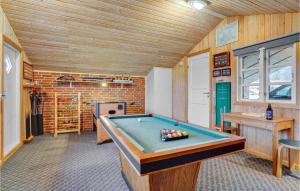 ブラーバンドにあるFour-Bedroom Holiday Home In Blavandのビリヤード台付きの広い客室です。