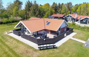 ブラーバンドにあるFour-Bedroom Holiday Home In Blavandの屋根付きの家屋の上面 +23枚の写真