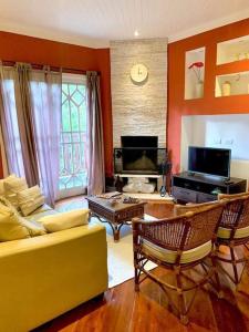 Μια τηλεόραση ή/και κέντρο ψυχαγωγίας στο Apartamento Tranquilo com Linda Vista Para Jardim!