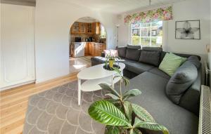 Posezení v ubytování Pet Friendly Home In Skummeslövsstrand