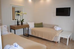 Кровать или кровати в номере Odysseus Hotel