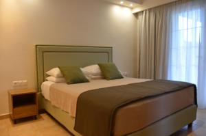 Кровать или кровати в номере Odysseus Hotel