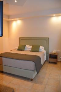 Кровать или кровати в номере Odysseus Hotel