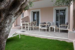 Сад в Odysseus Hotel