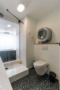 La salle de bains est pourvue de toilettes, d'une douche et d'une télévision. dans l'établissement Chic&View, à Clermont-Ferrand 24 autres photos