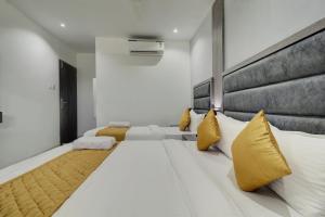 Postel nebo postele na pokoji v ubytování Hotel Isra International, BKC