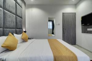 Postel nebo postele na pokoji v ubytování Hotel Isra International, BKC