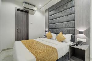 Postel nebo postele na pokoji v ubytování Hotel Isra International, BKC