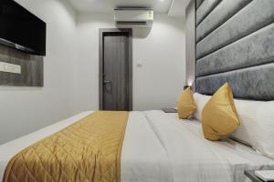 Postel nebo postele na pokoji v ubytování Hotel Isra International, BKC
