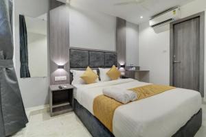 Postel nebo postele na pokoji v ubytování Hotel Isra International, BKC