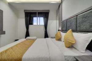 Postel nebo postele na pokoji v ubytování Hotel Isra International, BKC