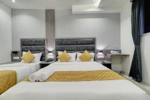 Postel nebo postele na pokoji v ubytování Hotel Isra International, BKC