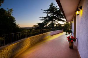 フィアーノ・ロマーノにあるAffittacamere Le Querceの花の道