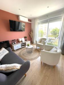 salon z kanapą, krzesłami i telewizorem w obiekcie Le Terra-Cota 3 Ch privées 10' Gare-Port et Plage, WFI, Cosy w mieście Tulon