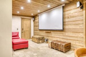 Ruang duduk di Magnifique chalet Megève avec piscine et sauna