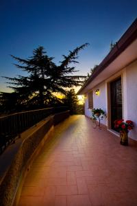 フィアーノ・ロマーノにあるAffittacamere Le Querceの木陰の家のバルコニー