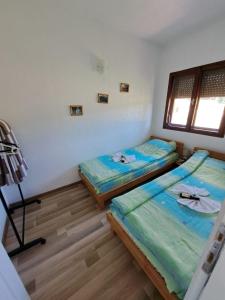 Postel nebo postele na pokoji v ubytování Eco Village Podgora Household Kaljevic