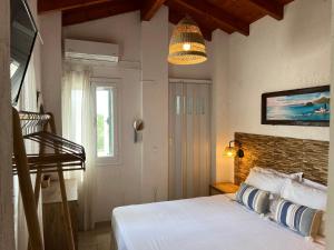 Ένα ή περισσότερα κρεβάτια σε δωμάτιο στο Lemon Tree Cottage - Agios Markos - Corfu
