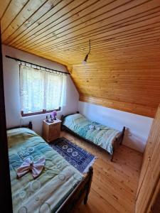 Postel nebo postele na pokoji v ubytování Eco Village Podgora Household Kaljevic