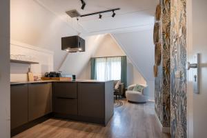 eine Küche mit einer Kücheninsel in einem Raum in der Unterkunft Hello Zeeland - Appartement Duno Lodge M in Oostkapelle + 9 Fotos