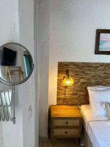 Ένα ή περισσότερα κρεβάτια σε δωμάτιο στο Lemon Tree Cottage - Agios Markos - Corfu