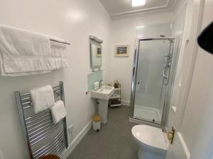 牛顿莫尔Clune House B&B的带淋浴、马桶和水槽的浴室 更多25张照片